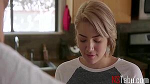 ابنة زوجية عليكس لوفيل تهدي هدية وداع خبيثة على الأريكة