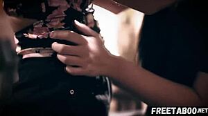 О боже, отчим прокрался и трахнул меня и мою девушку в дикой FFM тройке... безумие!