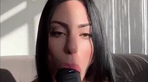 Mamando un dildo gigante de bbc y preparando mi co�o para metermelo!