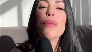 Mamando un dildo gigante de bbc y preparando mi co�o para metermelo!