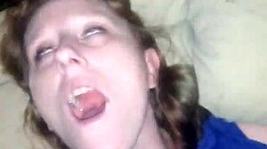 Şirin Kızıl Saçlı İlk Kez Buttplug ve Bağlama ile Sıvı Püskürtüyor