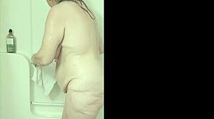 Heiße Milf Mommavee seift ihre großen Kurven in dampfender Duschszene ein.