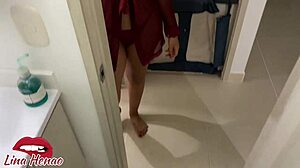 OMG, je séduis le livreur, suce sa bite, et me fais remplir la chatte de sperme! 😍