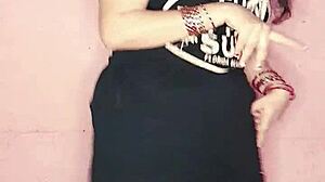 Puja naken dansar på sängen med smutsigt snack