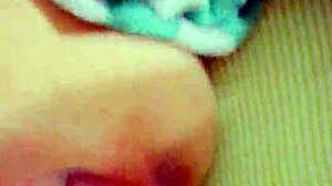 Kurba žena se piša in sede na obraz pred divjim jebanjem v spalnici