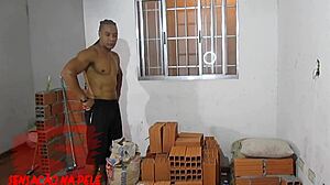 pedreiro pegou a novinha irma da patroa e rebocou toda de porra