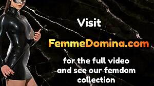 Nožní dominanta se nechá uctívat před zmáčením svého ubohého suba