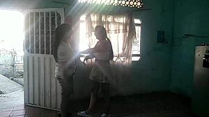 la vecina tiene gustos raros, le gusta chupar coños en público