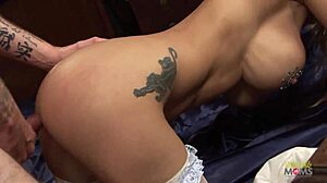 Его толстый член удовлетворяет пышногрудую блондинку