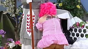 Ehi, ridi con questa parodia retro MILF in trio classico!