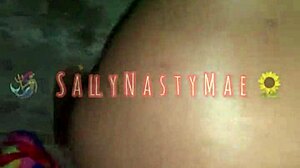 Upognjena na prostem jem velik črni tič doggy za lokalne