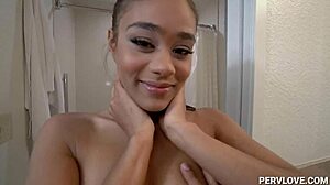 Scarlit Scandal suge fratele vitreg în timp ce vorbește cu mama vitregă