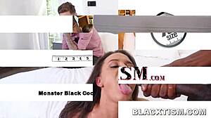 Varljiva mlada odrasla uhvaćena kako puši veliki crni kurac, dečko primoran da gleda