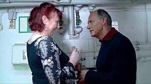 Öreg vízvezeték-szerelő keményen feszti a kövér ribancot. Mélyen vette be vad torokkal!