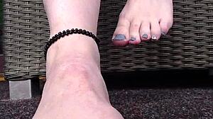 Get chic for summer with barefoot outdoor vibes. 😎