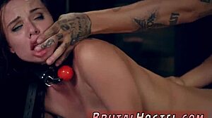 Айдра изпитва силен сквирт в бондаж гангбанг