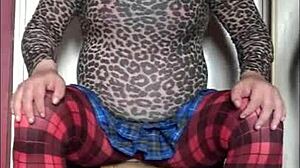 Watch the crossdresser deepthroat that dildo