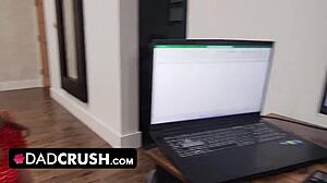 Eva Nyx，金发18+女孩，被后爸粗大精液内射