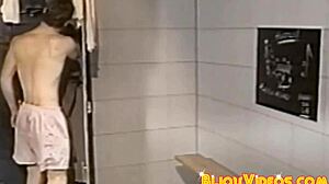 Giovane magro gay 18+ scopato duro in doccia bollente