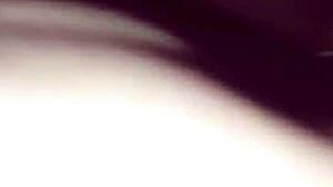 कॉलेज गर्ल हेंटाई देखते हुए शेव्ड पस्सी रब करती है