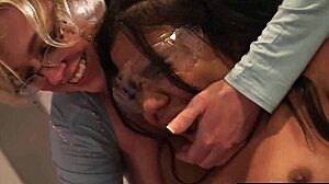 Asiatisk student Kimmy Kimm og latina Summer Col med milf Dee Williams