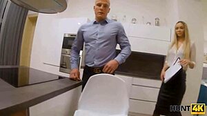 Hunt4k majitel domu nutí ženu roztáhnout nohy pro klienta.