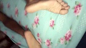 زوجة ساخنة تخضع للعشيق، تهين الزوج بحركات جريئة