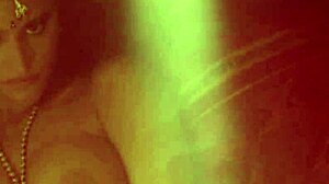 Mi novia morena ideal posa desnuda con encanto peludo