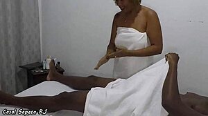 Casadinha Safada Gives MASSAGE To Nego Pauzudo