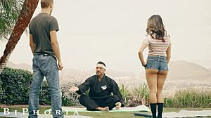 Парень осваивает би-навыки, чтобы удивить подругу в дикой групповухе - Biphoria