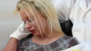 Wow! Threesome Matang British Gila dengan Mainan!