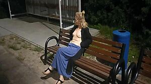 Noční procházka, oops, svlíkla se venku!