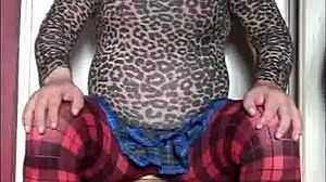 Watch the crossdresser deepthroat that dildo