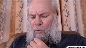 coroa deals with novinha gostosa for strong erections