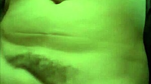 Hladová tlustá panenka si prstí kundičku solo pro přítele v domácím videu s velkými prsy a masturbací