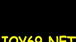 Εκπληκτική ομορφιά μόνη σε καυτό δαχτυλισμό με παιχνίδια!