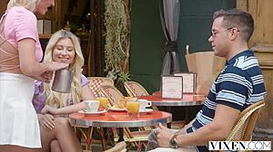 Vixen Lilly si užíva parnú trojku na líbánkách so Zazzie, ponára sa do hlbokého hrdla a pesíčky.