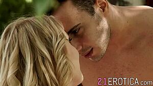 Gyengéd csajok lábai imádva szabadtéri dugás előtt