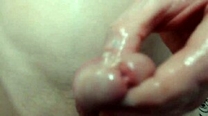 वाह! जींस में शेमेल अपना विशाल लंड सहलाती है!