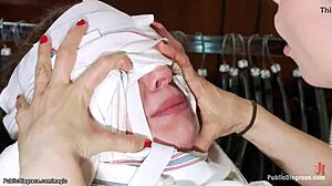 Bundet babe befølt i offentlig bdsm butikk med hardcore action. Ydmykelse utspiller seg mens gruppen ser henne kjempe.