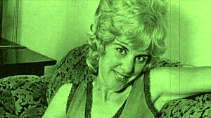 Hej, se spomniš vintage babice Fanny? Ima divjo dlakavo stran, ki jo moraš videti v retro akciji.