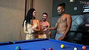 Novinha tak tahu main snooker, jadi saya dan kawan bagi tacada ganda padanya!