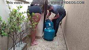 Gostosa kuća sisala dostavljača da ne plati gas