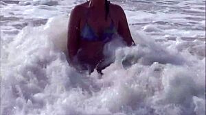 Vau, stepson je tako vzburjen po plaži, masturbiram zanj!