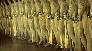 빈티지 쇼걸들이 레트로 유혹에서 스트리핑