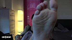 Jilat kaki berpeluh ku Lou Nesbit Lia Louise