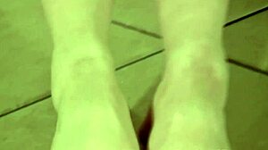 Babe Teases with Scrunching Barefoot Soles in Italian Style