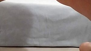 Czeska żona bawi się solo swoją ciasną cipką