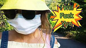 Горячая рыжая дразнит мокрую киску на улице