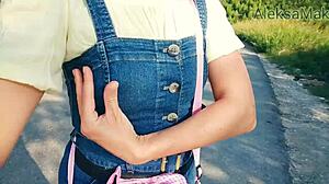 Горячая рыжая дразнит мокрую киску на улице